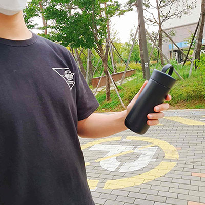 텀블러를 든 사람